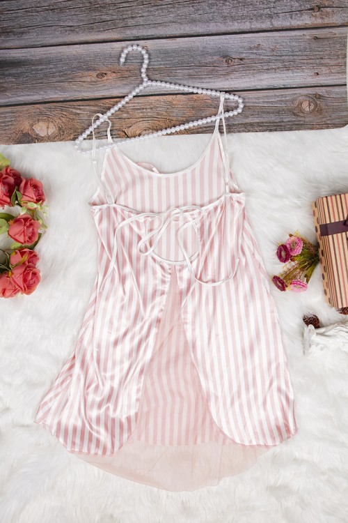 قميص نوم لانجري نسائي قصير  قماش ساتان مخطط مع شيفون ورباط على الخصر