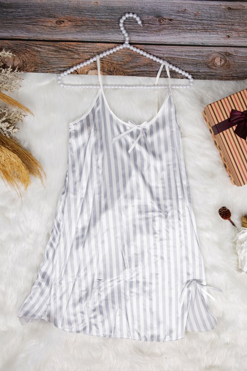 قميص نوم لانجري نسائي قصير  قماش ساتان مخطط مع شيفون ورباط على الخصر