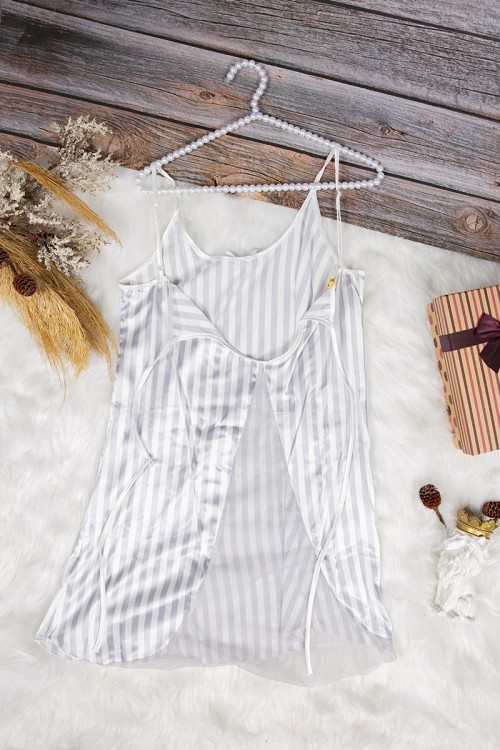 قميص نوم لانجري نسائي قصير  قماش ساتان مخطط مع شيفون ورباط على الخصر