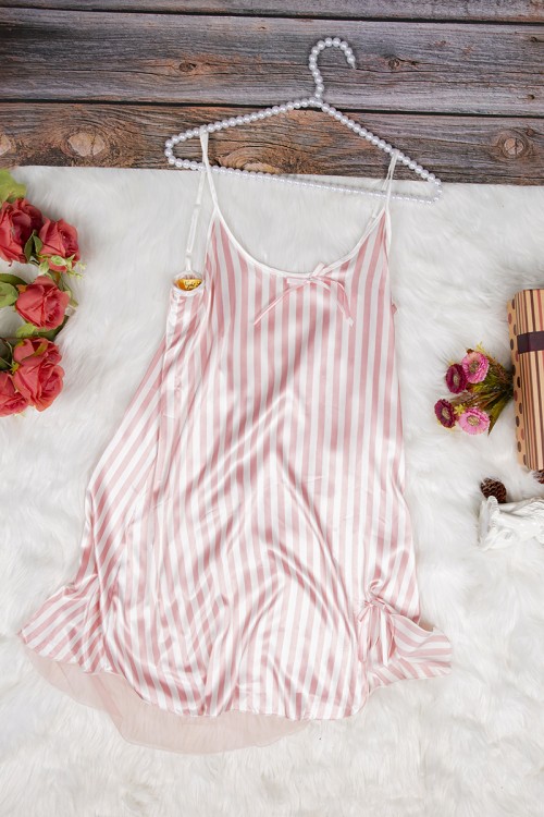 قميص نوم لانجري نسائي قصير  قماش ساتان مخطط مع شيفون ورباط على الخصر