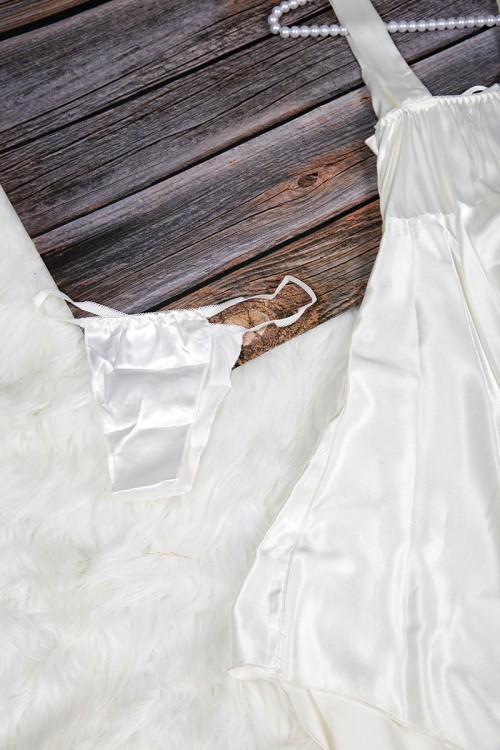 قميص نوم لانجري نسائي قصير قطعتين قماش ساتان مع رباط متقاطع من الصدر 