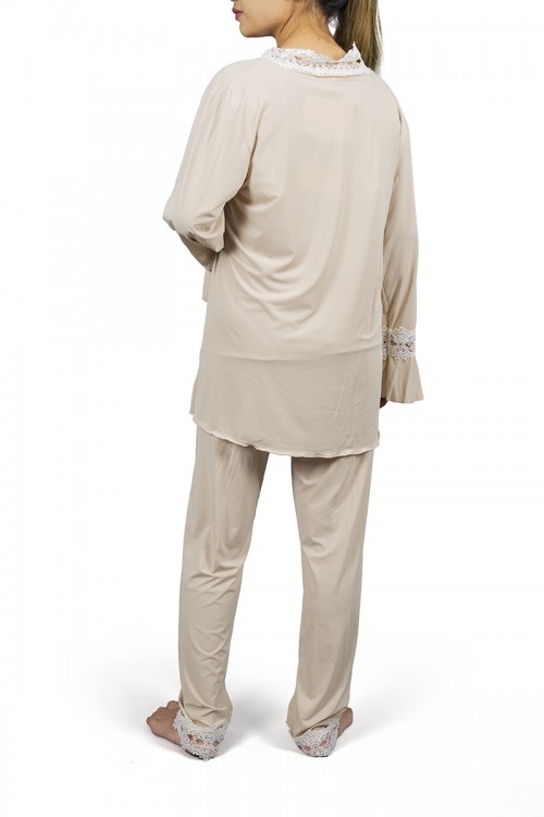 بيجاما نوم لانجري نسائي ثلاث قطع  بتطريز دانتيل أبيض من أطراف الصدر و الأكمام والبنطلون  