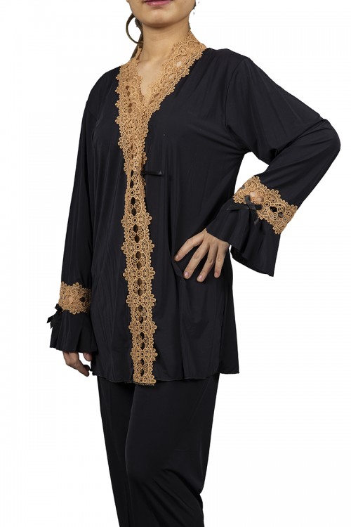 بيجاما نوم لانجري نسائي ثلاث قطع  بتطريز دانتيل أبيض من أطراف الصدر و الأكمام والبنطلون  