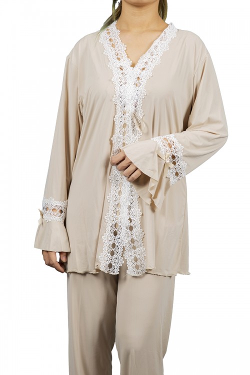 بيجاما نوم لانجري نسائي ثلاث قطع  بتطريز دانتيل أبيض من أطراف الصدر و الأكمام والبنطلون  