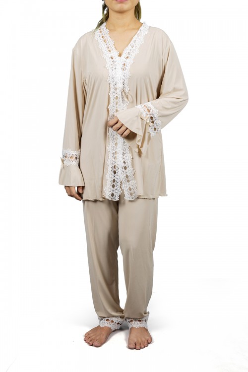 بيجاما نوم لانجري نسائي ثلاث قطع  بتطريز دانتيل أبيض من أطراف الصدر و الأكمام والبنطلون  