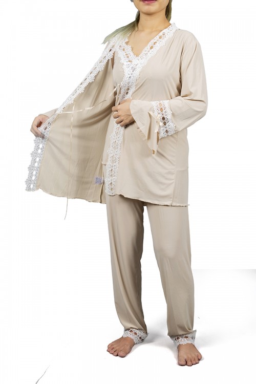 بيجاما نوم لانجري نسائي ثلاث قطع  بتطريز دانتيل أبيض من أطراف الصدر و الأكمام والبنطلون  