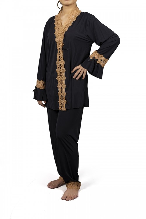 بيجاما نوم لانجري نسائي ثلاث قطع  بتطريز دانتيل أبيض من أطراف الصدر و الأكمام والبنطلون  