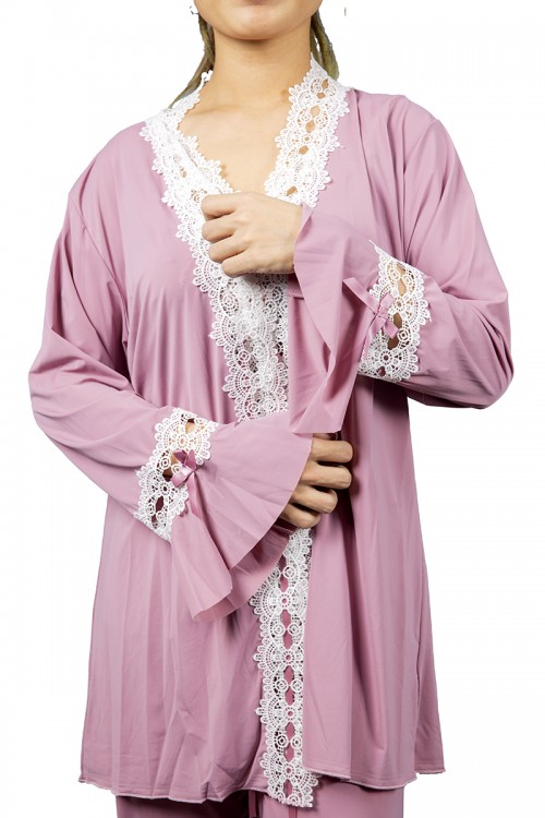 بيجاما نوم لانجري نسائي ثلاث قطع  بتطريز دانتيل أبيض من أطراف الصدر و الأكمام والبنطلون  