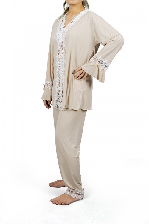 بيجاما نوم لانجري نسائي ثلاث قطع  بتطريز دانتيل أبيض من أطراف الصدر و الأكمام والبنطلون  