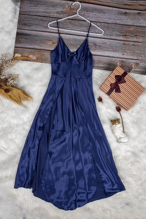 قميص نوم لانجري نسائي قصير قطعتين قماش ساتان مع دانتيل من الصدر و فتحات من الجوانب 