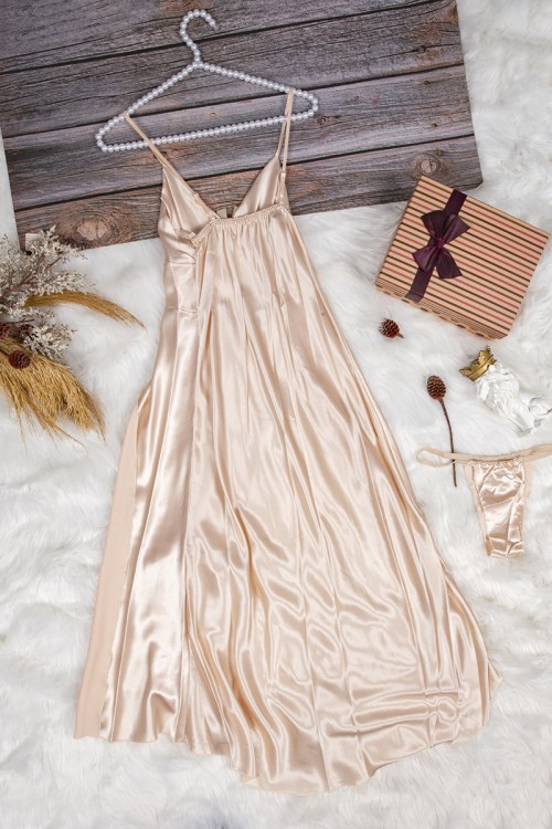 قميص نوم لانجري نسائي قصير قطعتين قماش ساتان مع دانتيل من الصدر و فتحات من الجوانب 