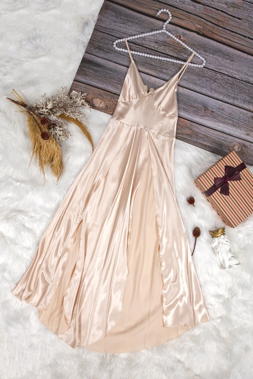 قميص نوم لانجري نسائي قصير قطعتين قماش ساتان مع دانتيل من الصدر و فتحات من الجوانب 