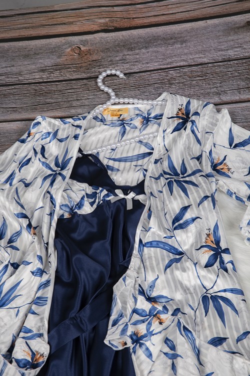 قميص نوم لانجري نسائي قصير ناعم ثلاث قطع قماش ساتان سادة مع مشجر 