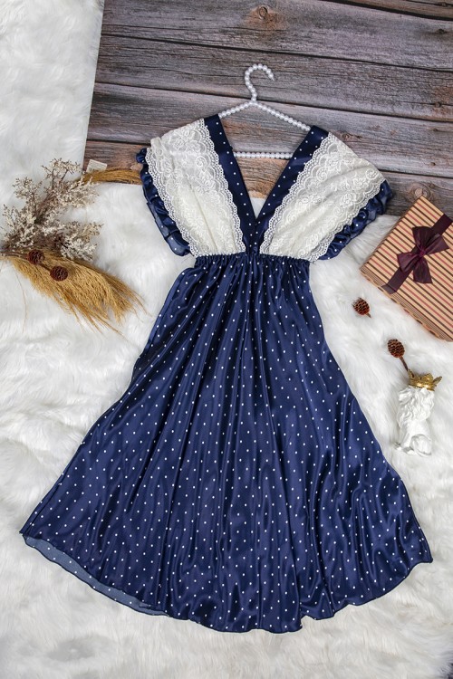 قميص نوم لانجري نسائي قصير ناعم قماش ساتان منقط باللون الأبيض مع دانتيل من الصدر