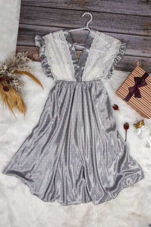 قميص نوم لانجري نسائي قصير ناعم قماش ساتان منقط باللون الأبيض مع دانتيل من الصدر