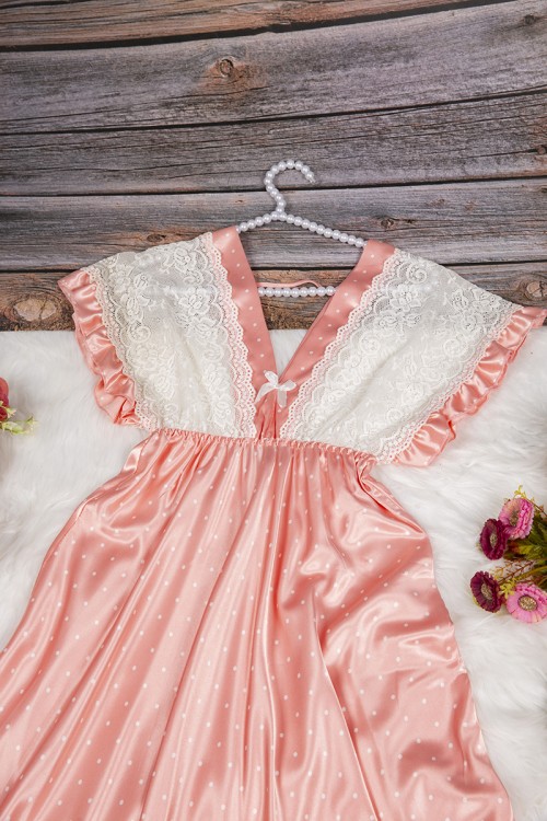 قميص نوم لانجري نسائي قصير ناعم قماش ساتان منقط باللون الأبيض مع دانتيل من الصدر