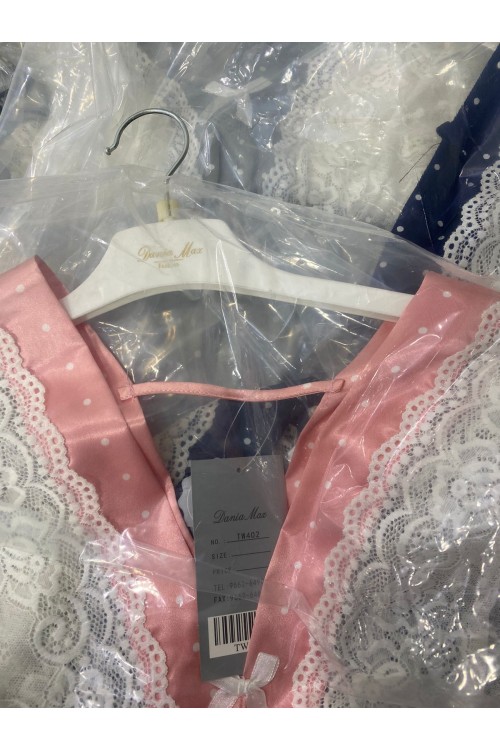 قميص نوم لانجري نسائي قصير ناعم قماش ساتان منقط باللون الأبيض مع دانتيل من الصدر