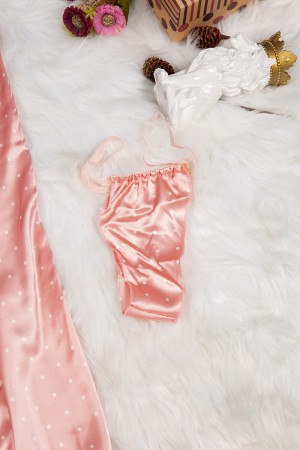 قميص نوم لانجري نسائي قصير ناعم قماش ساتان منقط باللون الأبيض مع دانتيل من الصدر