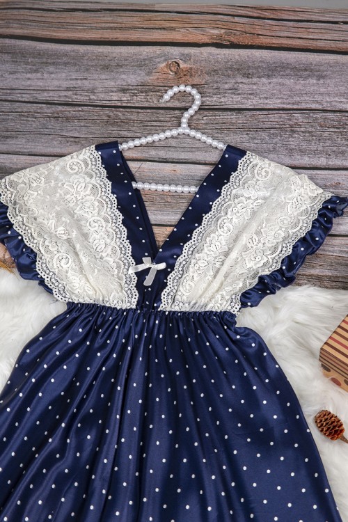 قميص نوم لانجري نسائي قصير ناعم قماش ساتان منقط باللون الأبيض مع دانتيل من الصدر