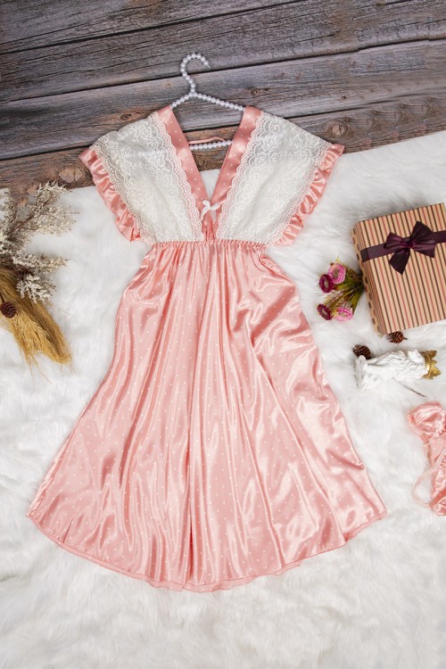 قميص نوم لانجري نسائي قصير ناعم قماش ساتان منقط باللون الأبيض مع دانتيل من الصدر