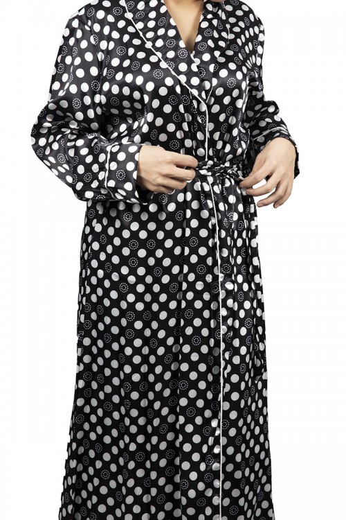 روب نوم لانجري قطعتين قماش ساتان لون أسود منقط أبيض أكمام طويلة ورباط على الخصر