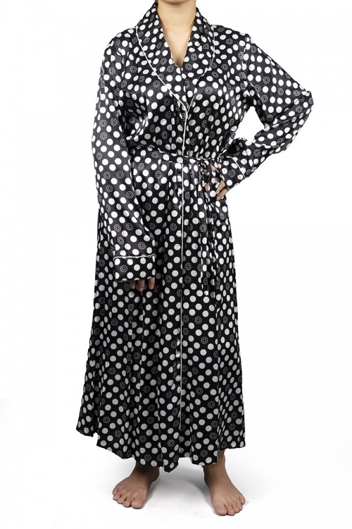 روب نوم لانجري قطعتين قماش ساتان لون أسود منقط أبيض أكمام طويلة ورباط على الخصر