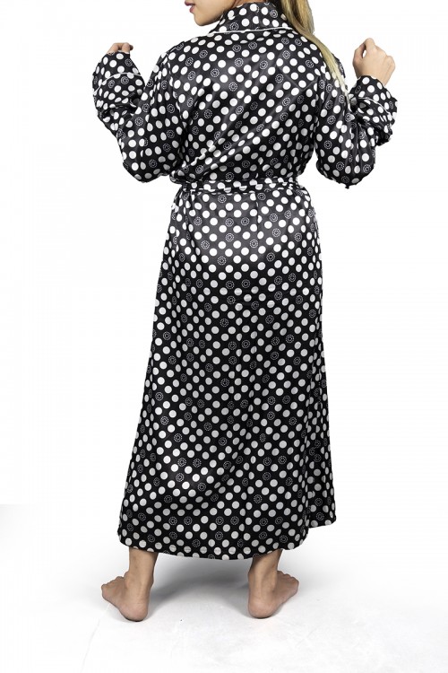 روب نوم لانجري قطعتين قماش ساتان لون أسود منقط أبيض أكمام طويلة ورباط على الخصر