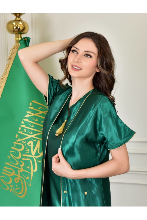 جلابية نسائي أنيقة قطعتين لون أخضر قماش لامع بأكمام قصيرة و أطراف مطرزة باللون الذهبي من الأسفل