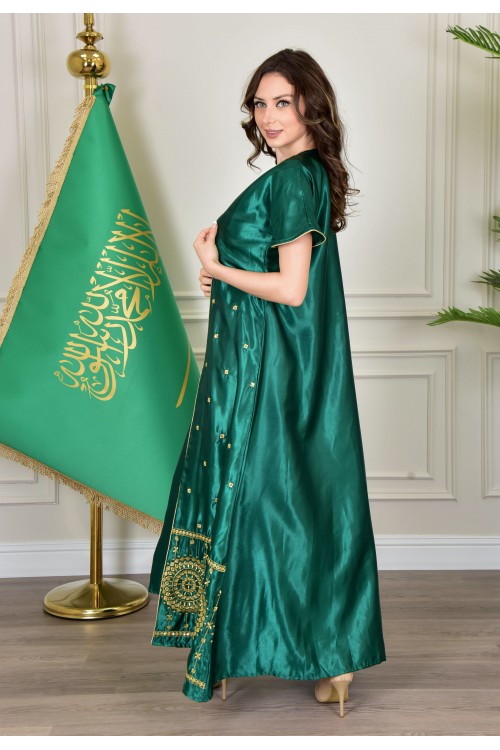 جلابية نسائي أنيقة قطعتين لون أخضر قماش لامع بأكمام قصيرة و أطراف مطرزة باللون الذهبي من الأسفل