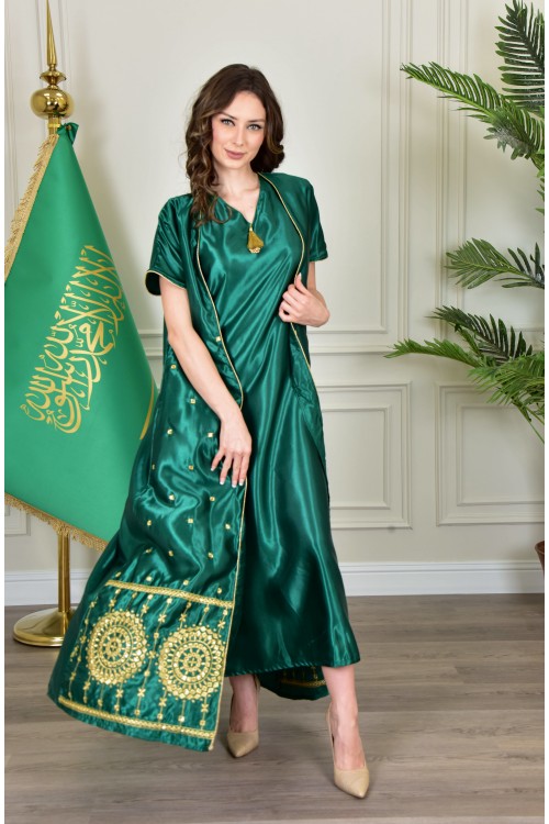 جلابية نسائي أنيقة قطعتين لون أخضر قماش لامع بأكمام قصيرة و أطراف مطرزة باللون الذهبي من الأسفل