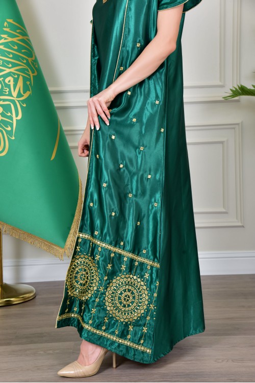 جلابية نسائي أنيقة قطعتين لون أخضر قماش لامع بأكمام قصيرة و أطراف مطرزة باللون الذهبي من الأسفل