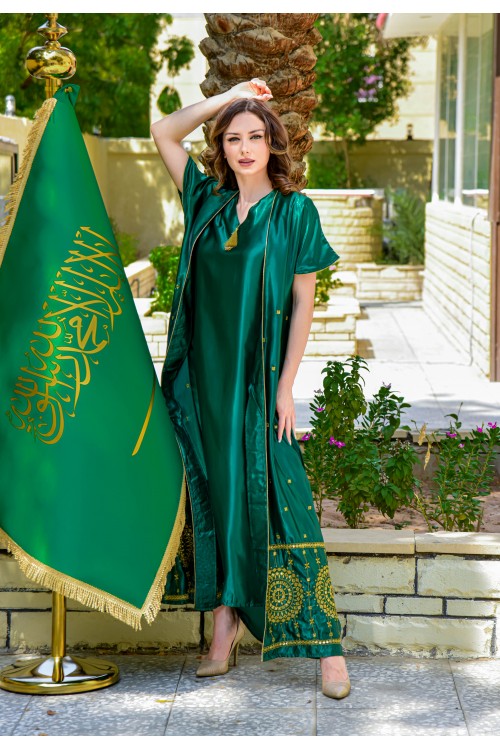 جلابية نسائي أنيقة قطعتين لون أخضر قماش لامع بأكمام قصيرة و أطراف مطرزة باللون الذهبي من الأسفل