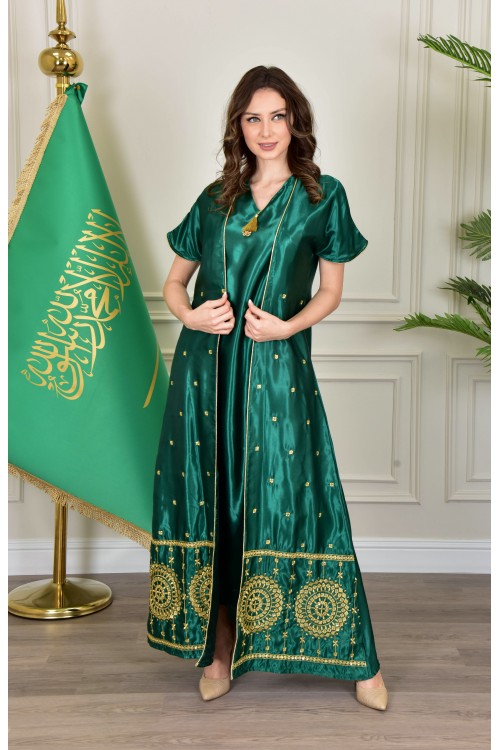 جلابية نسائي أنيقة قطعتين لون أخضر قماش لامع بأكمام قصيرة و أطراف مطرزة باللون الذهبي من الأسفل