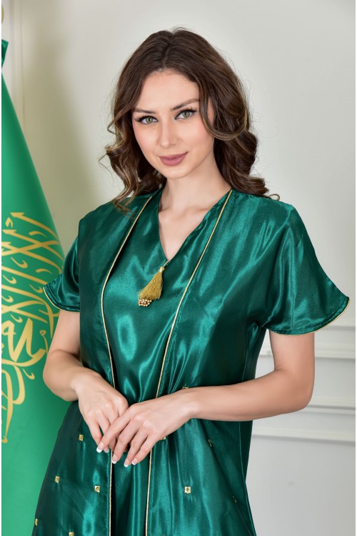 جلابية نسائي أنيقة قطعتين لون أخضر قماش لامع بأكمام قصيرة و أطراف مطرزة باللون الذهبي من الأسفل