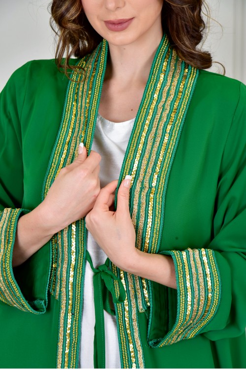 بشت وطني نسائي أنيق لون أخضر قماش شيفون بأطراف مطرزة باللون الفضي أكمام قصيرة و مفتوح برباط من الأمام