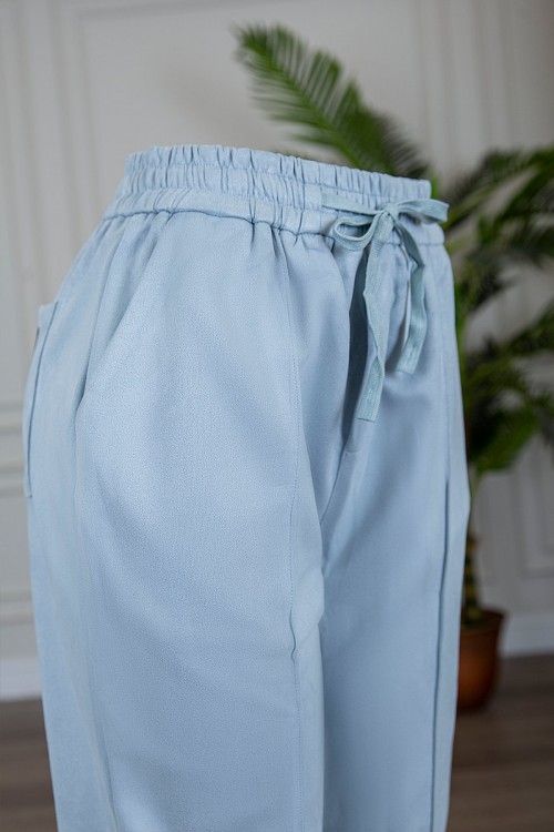 بنطلون شتوي أنيق قماش مخمل لون سماوي بجيوب من الجوانب و الخلف و خصر مطاط برباط من الأمام