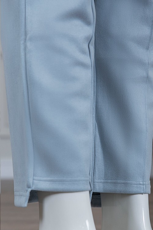 بنطلون شتوي أنيق قماش مخمل لون سماوي بجيوب من الجوانب و الخلف و خصر مطاط برباط من الأمام