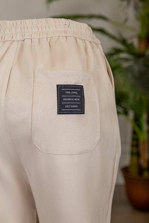 بنطلون شتوي أنيق قماش مخمل لون سكري بجيوب من الجوانب و الخلف و خصر مطاط برباط من الأمام