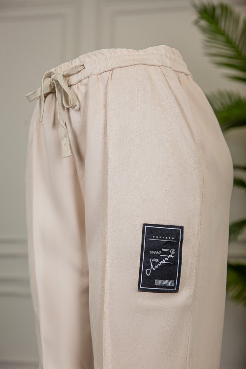 بنطلون شتوي أنيق قماش مخمل لون سكري بجيوب من الجوانب و الخلف و خصر مطاط برباط من الأمام