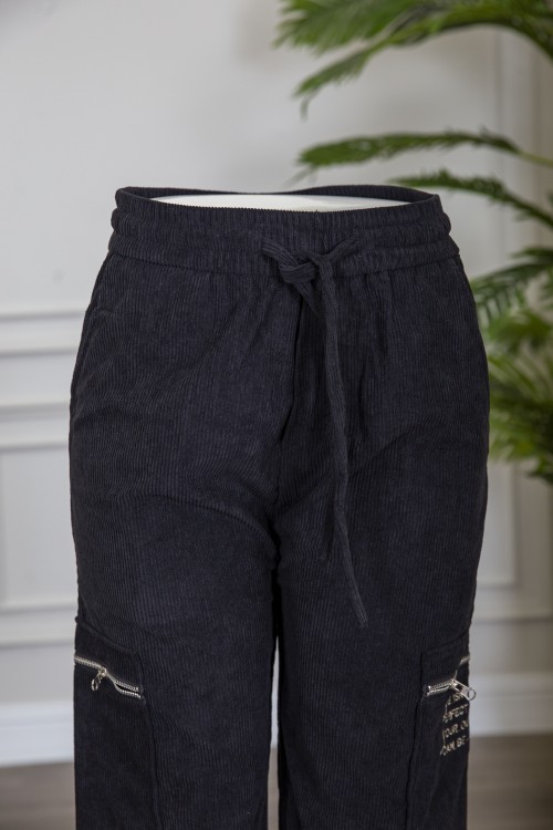 بنطلون شتوي أنيق قماش مخمل لون أسود بجيوب من الجوانب و الخلف وبجيوب أضافية بسحاب من الأمام و خصر مطاط برباط من الأمام