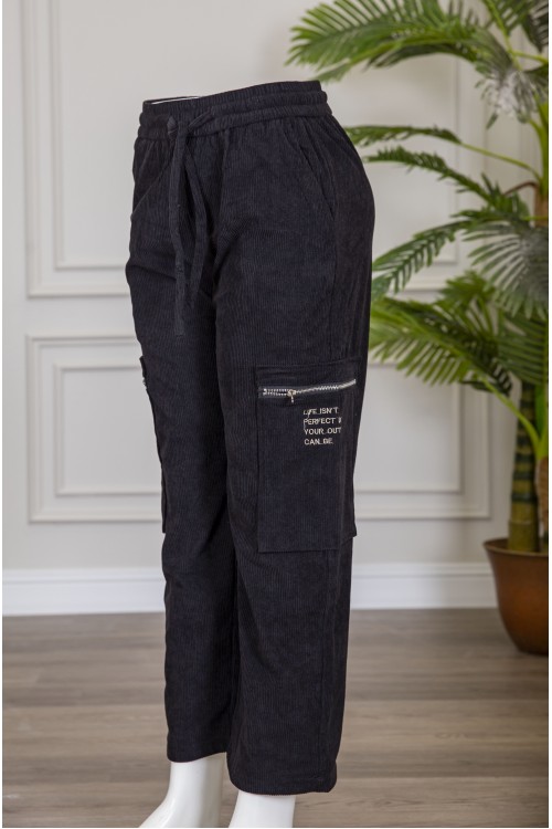 بنطلون شتوي أنيق قماش مخمل لون أسود بجيوب من الجوانب و الخلف وبجيوب أضافية بسحاب من الأمام و خصر مطاط برباط من الأمام