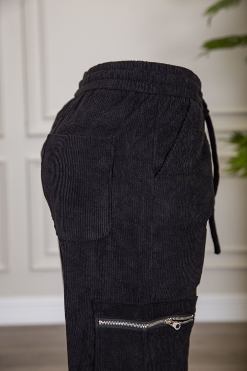 بنطلون شتوي أنيق قماش مخمل لون أسود بجيوب من الجوانب و الخلف وبجيوب أضافية بسحاب من الأمام و خصر مطاط برباط من الأمام