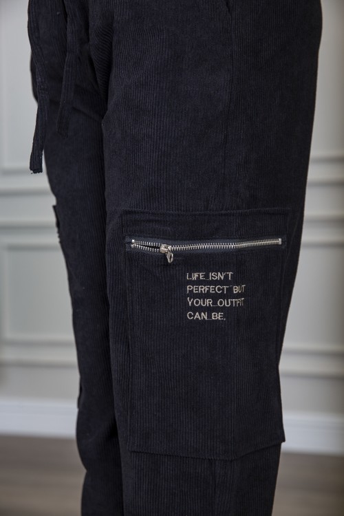 بنطلون شتوي أنيق قماش مخمل لون أسود بجيوب من الجوانب و الخلف وبجيوب أضافية بسحاب من الأمام و خصر مطاط برباط من الأمام