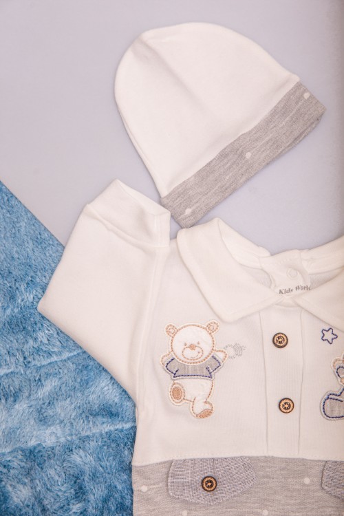 افرول أطفال قماش قطن لون أبيض مع رمادي منقط و ساده من الصدر و ياقة بأزرار من الأمام و أكمام طويلة مع طاقية رأس