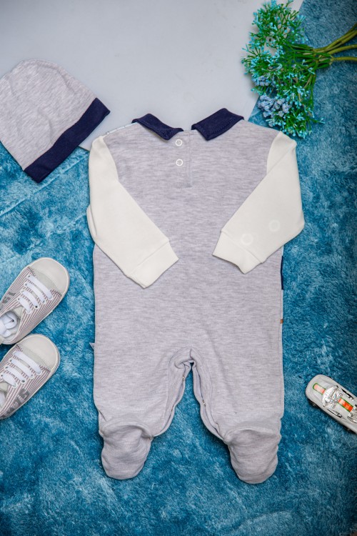 افرول أطفال ولادي قماش قطن سادة ومقلم لون رمادي مع كحلي بياقة و فيونكة و أكمام طويلة بشكل سديري و حزام من الأمام مع طاقية رأس