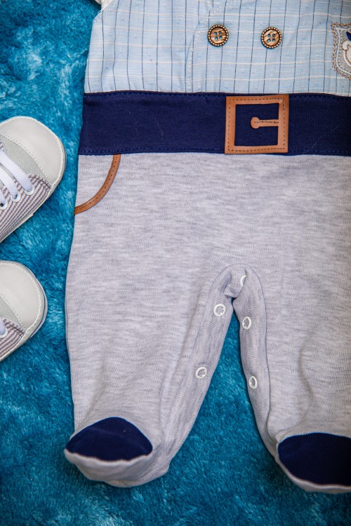 افرول أطفال ولادي قماش قطن سادة ومقلم لون رمادي مع كحلي بياقة و فيونكة و أكمام طويلة بشكل سديري و حزام من الأمام مع طاقية رأس