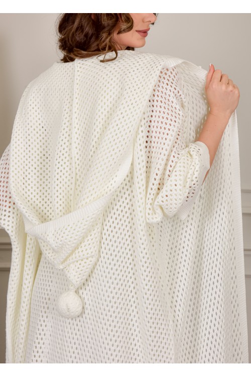 عباية شتوي نسائي تركي أنيقة لون ابيض بتصميم شبكي مفتوحة من الأمام ومتصلة بغطاء الرأس