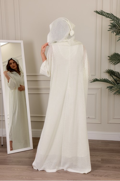 عباية شتوي نسائي تركي أنيقة لون ابيض بتصميم شبكي مفتوحة من الأمام ومتصلة بغطاء الرأس