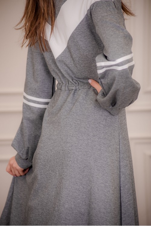 فستان شتوي نسائي قصير أنيق لون رمادي وأبيض بأكمام طويلة و رباط من الخصر وسحاب من الأمام