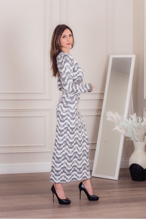 فستان شتوي نسائي طويل أنيق لون رمادي وأبيض بأكمام طويلة وفتحة صدر بشكل سبعة